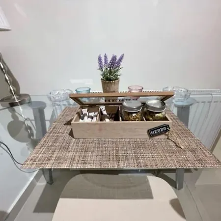 Crimson Suite: 1-bedroom In Appartamento