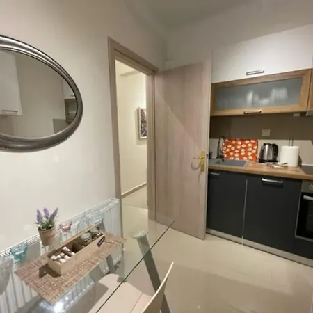 Crimson Suite: 1-bedroom In Apartment Thessaloniki