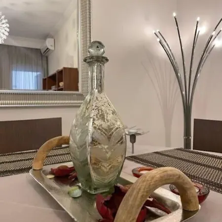 Crimson Suite: 1-bedroom In *