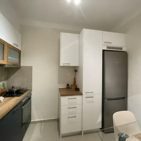 Crimson Suite: 1-bedroom In Apartment *