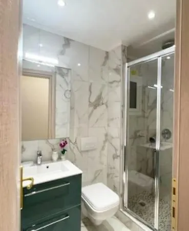 Crimson Suite: 1-bedroom In Apartment *